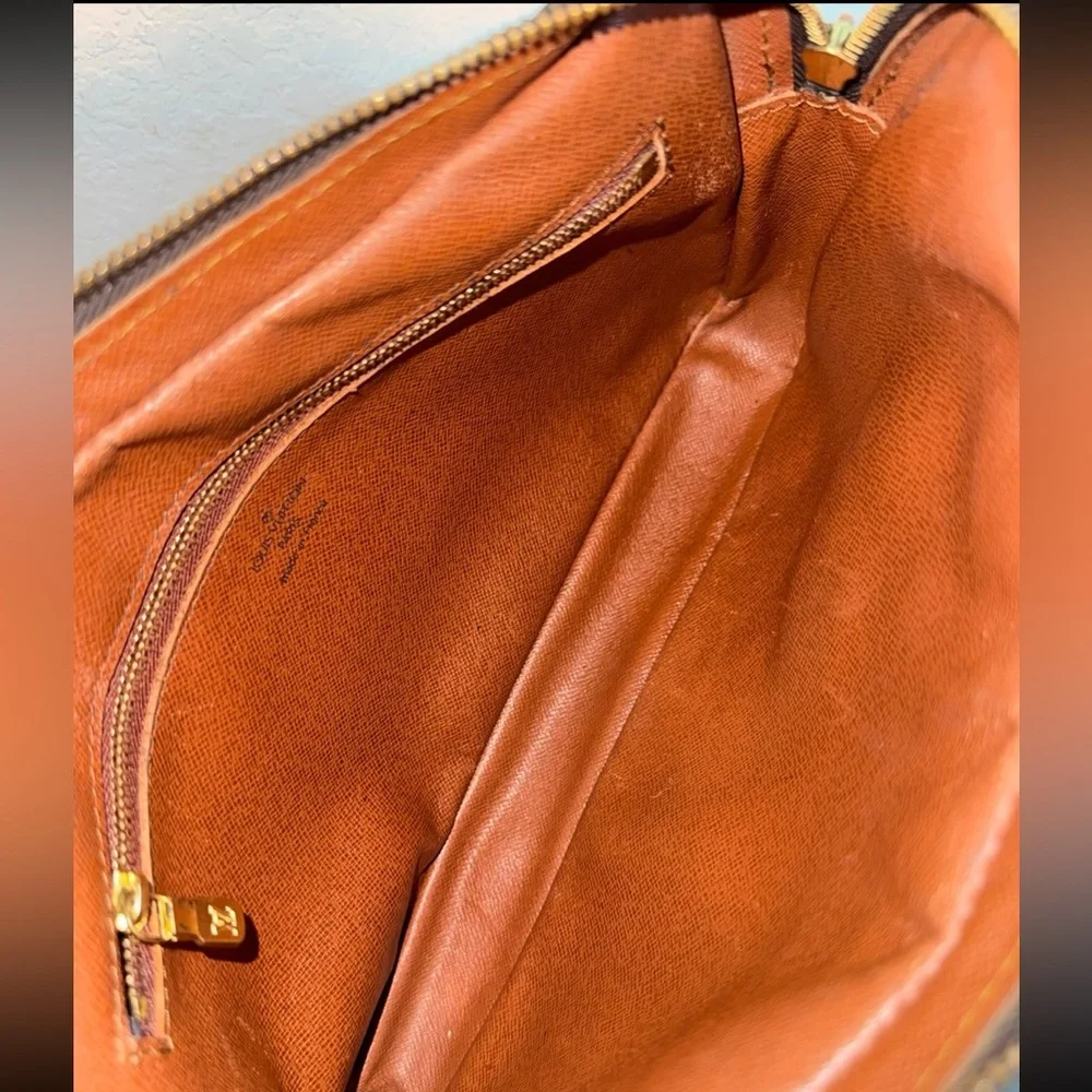 ๐ SOLD ๐ LOUIS VUITTON
Marly Dragonne GM
Monogram Clutch /Handbag - Picture 9 of 15